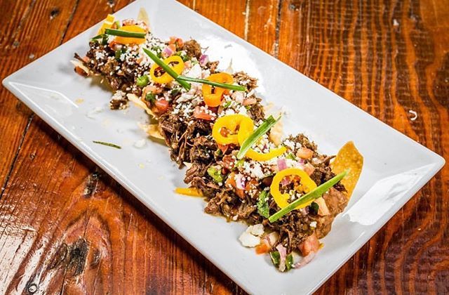 GrayzeOnGrayson's tweet photo. A 𝙩𝙖𝙨𝙩𝙮 𝙩𝙬𝙞𝙨𝙩 on a classic
Bᴀʀʙᴀᴄᴏᴀ Wᴏɴᴛᴏɴ Nᴀᴄʜᴏ
Melted cheeses, queso, pinto beans, pico, pickled jalapenos, kewpie #grayzeit https://t.co/srgbGB7tIZ