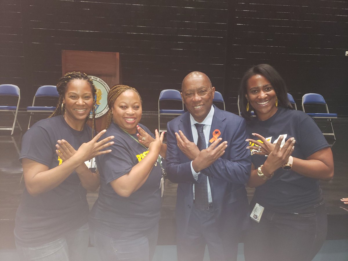 mikiajbarnes's tweet photo. @osborneowls are ready to #restorethe44! Thanks @SylvesterTurner for your encouraging words of support! #resilient #LEVELUP #everyowl #everyday @hisdnorth @HISDSupe https://t.co/8inlNIXQZo