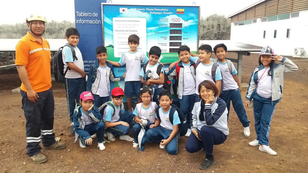 ciergalapagos's tweet photo. #HéroesDeEficienciaEnergética
Hoy reiniciamos nuestras actividades de difusión con la visita del 4to Año EGB de la Unidad Educativa "Loma Linda", quienes pudieron conocer y participar de diferentes actividades interactivas en la Planta Fotovoltaica y el @ciergalapagos 🇸🇱🐢☀️🌎 https://t.co/0ZqLaDXOKt