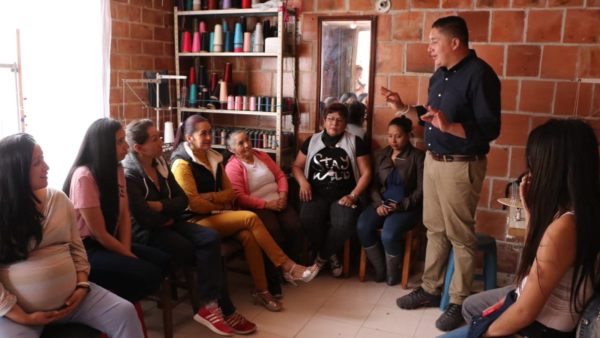 GiovaRamirezM's tweet photo. #DiálogoCiudadano #ConGiovanni
Hoy visito un satélite de confección de blusas y leggins en la comuna 1, este tipo de emprendimientos hace que Soacha sea un territorio de oportunidades empresariales. https://t.co/dpiSpZt8Wk