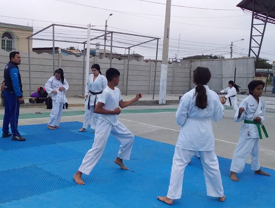 fedesantaelena's tweet photo. 📣 INVITACIÓN 
Se ACTIVA la disciplina de Karate Do en FEDESE, bajo la dirección del Lcdo. Israel Vargas.
Horarios de entrenamiento: de lunes a viernes en las categorías iniciación, menores, prejuvenil de 08h00 a 10h30 y de  16h00 a 17h30
Edades de 7 a 15 años.
 #karatedo🥋 https://t.co/rwgnvU0MC5