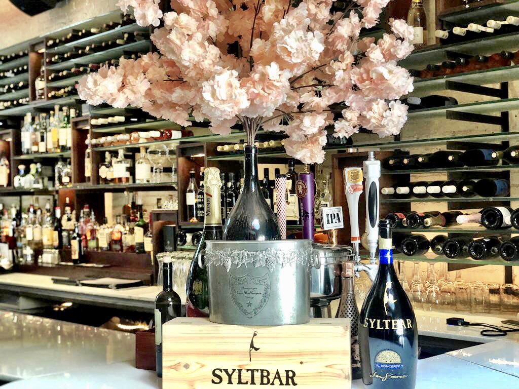 Syltbar's tweet photo. You will now find Mr and Mrs by the glass at the stylish @PunchRestaurant NY - right in the heart of the Flatiron District, NYC ๐๐๐๐ฅ๐ฅ๐ฅ
#syltbar #syltbarprosecco #premiumprosecco #syltbarrose #prosecco #flatirondistrict #sparklingwine #punchrestaurant #nyc #healthy https://t.co/RVyNSiZUOI