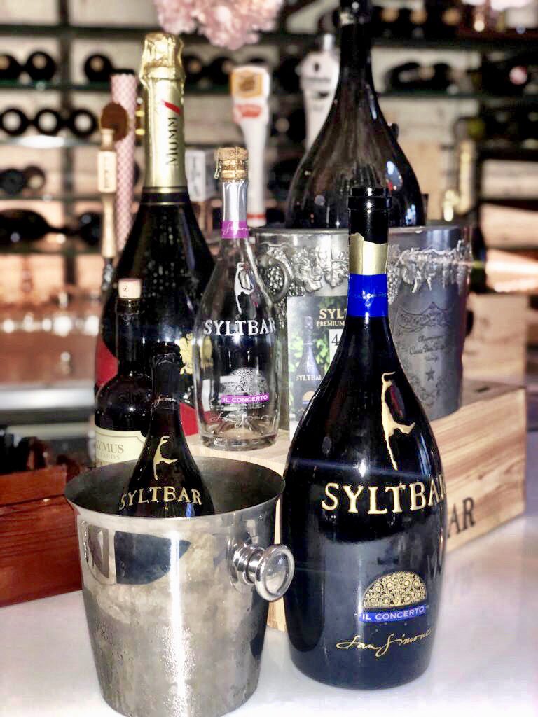 Syltbar's tweet photo. You will now find Mr and Mrs by the glass at the stylish @PunchRestaurant NY - right in the heart of the Flatiron District, NYC ๐๐๐๐ฅ๐ฅ๐ฅ
#syltbar #syltbarprosecco #premiumprosecco #syltbarrose #prosecco #flatirondistrict #sparklingwine #punchrestaurant #nyc #healthy https://t.co/RVyNSiZUOI