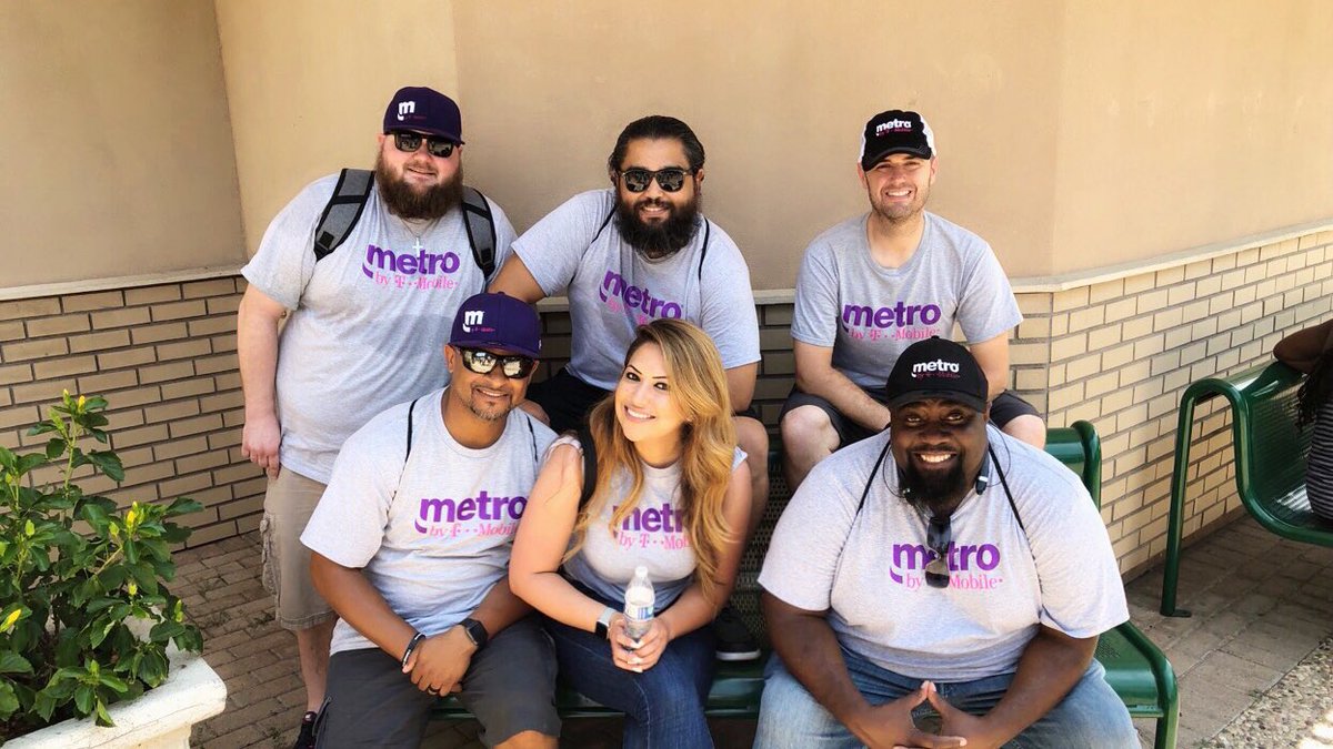 I finally get a picture with my entire team and with 103 degree weather this was not an easy task 😰 #LivePurple #MetroByTMobile #DFW #TeamRobles #MyFavoritePeople  #WeWereMelting #TexasHeat #TeamPicture #OhTheHumidity #SixFlagsOverTexas #TeamFieldTrip #OnWednesdaysWeWearMetro