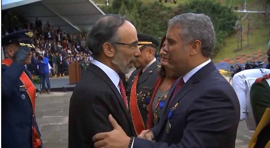 PeterTibber's tweet photo. Ha sido un honor presentar la Medalla Bicentenario de @UKinColombia como homenaje a @COL_EJERCITO en sus 200 años de servicio y entrega a Colombia. En nombre de la Legión Británica los acompañamos, reconociendo nuestro pasado y la integridad para defender el valor de la libertad. https://t.co/tLlpa12fsi