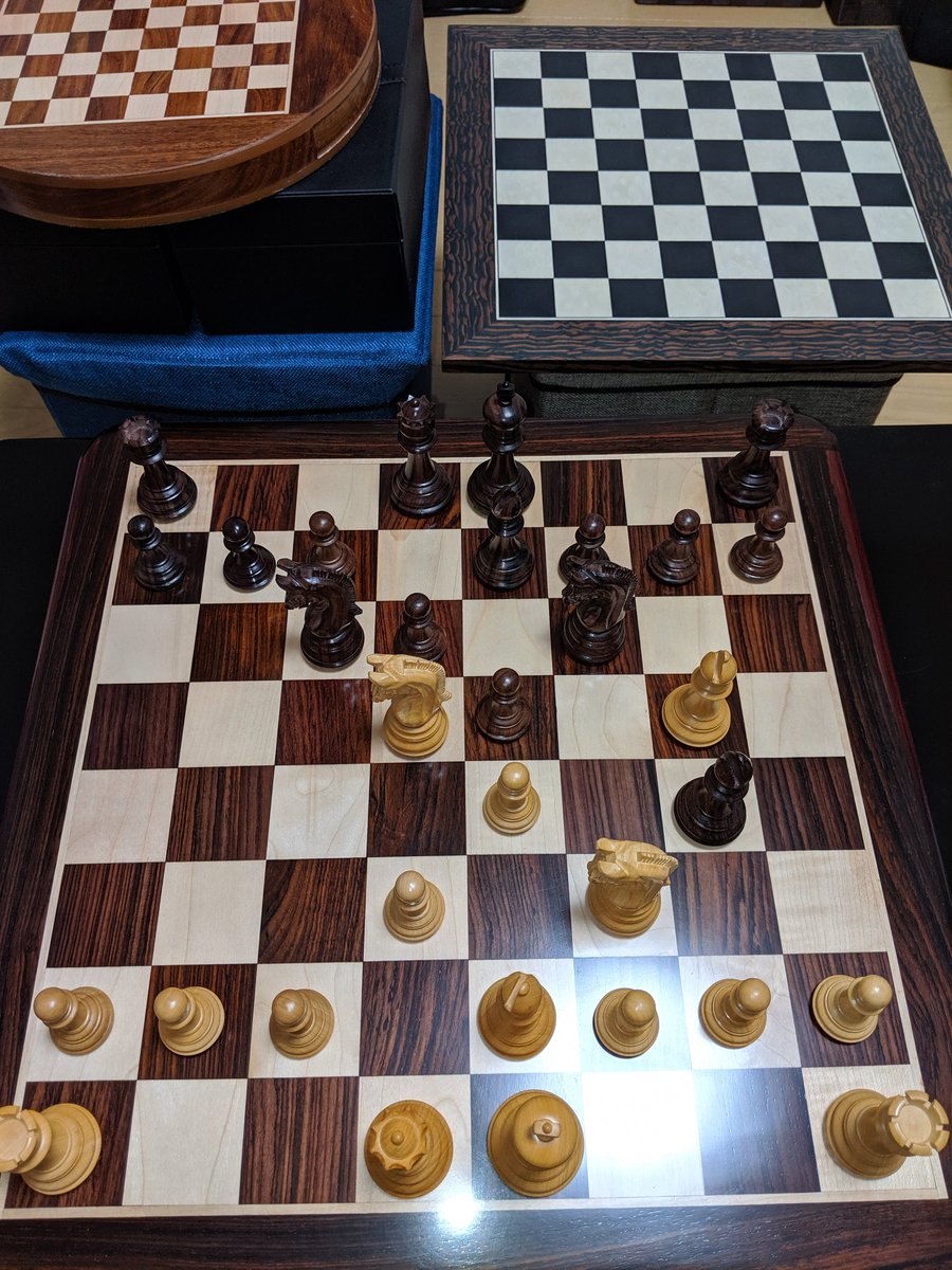 ChessplayerCS's tweet image. うーん、初心者の基本が難しい。

黒の手番。
白が大悪手したあとの盤面。

黒がN×d5でポーン得か・・・。
理解しずれぇぇ・・・が、
何度でも並べてやるよ・・・！