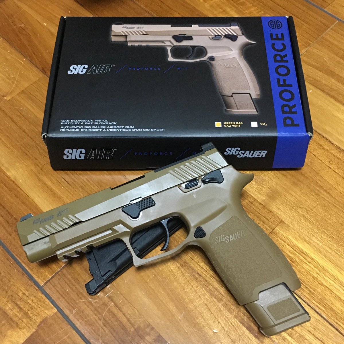 だいごろう Ar Twitter 先月予約してた Sig Airsoftのp3 M17がやって来た 色は思ってたより緑味が強くて残念だけど 作動は快調な雰囲気 あんまり動かせてない スライド閉塞時のチャキチャキ音が最高です Sigairsoft Sig P3 M17 Toygun Vfc Gbb