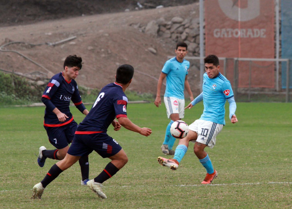 ClubSCristal's tweet photo. #CopaFederaciónOro
#Cat2001

⚽️ @ClubSCristal 2-0 @Club_USMP 
(Jimmy Pérez, Juan Quiñones)
📍La Florida 

#FuerzaCristal 
#LaRazaCeleste 
#FormandoPersonas https://t.co/19z49M933c