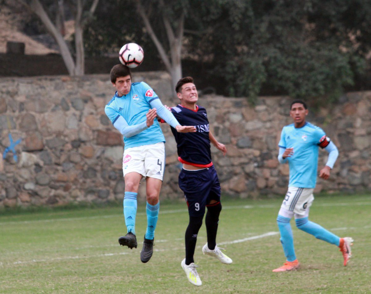 ClubSCristal's tweet photo. #CopaFederaciónOro
#Cat2001

⚽️ @ClubSCristal 2-0 @Club_USMP 
(Jimmy Pérez, Juan Quiñones)
📍La Florida 

#FuerzaCristal 
#LaRazaCeleste 
#FormandoPersonas https://t.co/19z49M933c