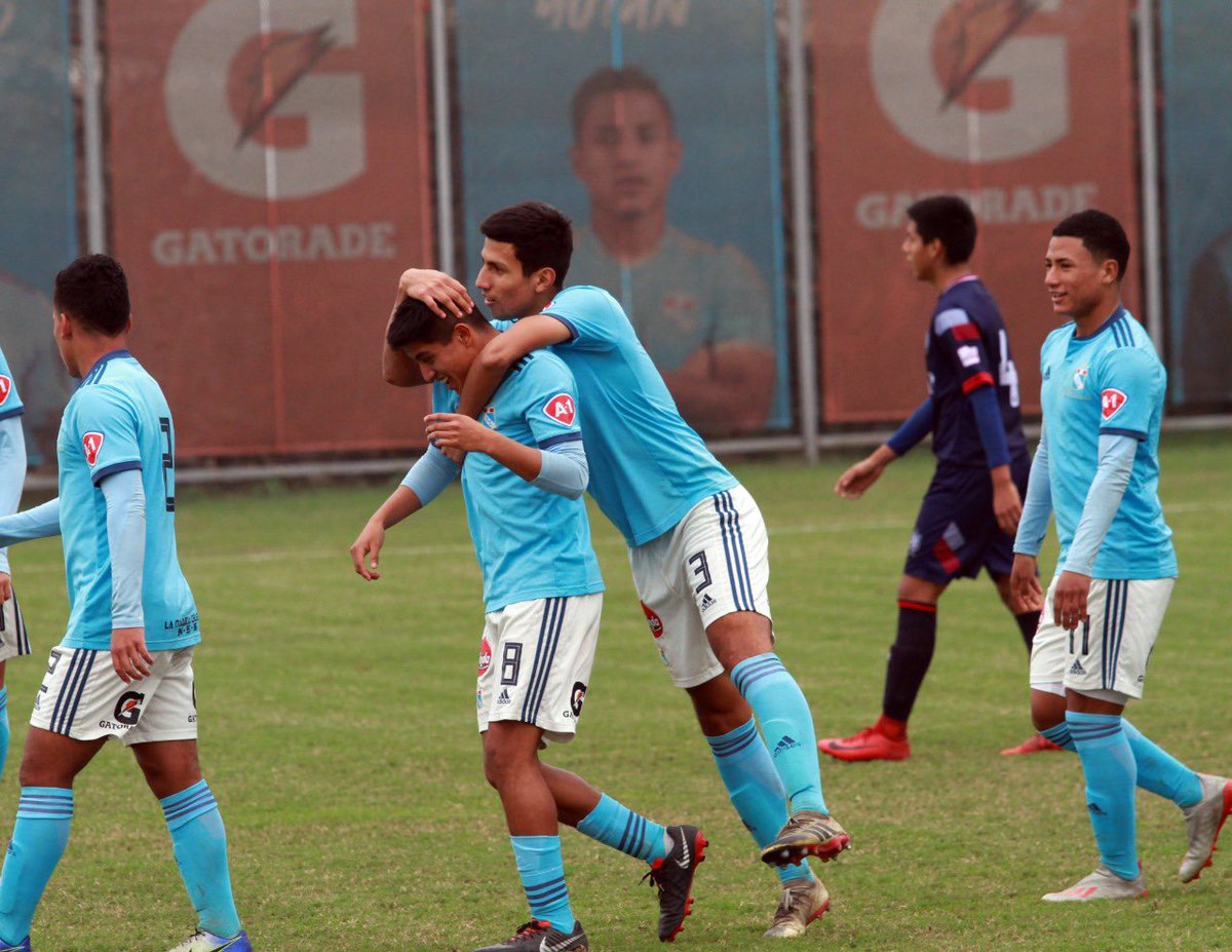 ClubSCristal's tweet photo. #CopaFederaciónOro
#Cat2001

⚽️ @ClubSCristal 2-0 @Club_USMP 
(Jimmy Pérez, Juan Quiñones)
📍La Florida 

#FuerzaCristal 
#LaRazaCeleste 
#FormandoPersonas https://t.co/19z49M933c