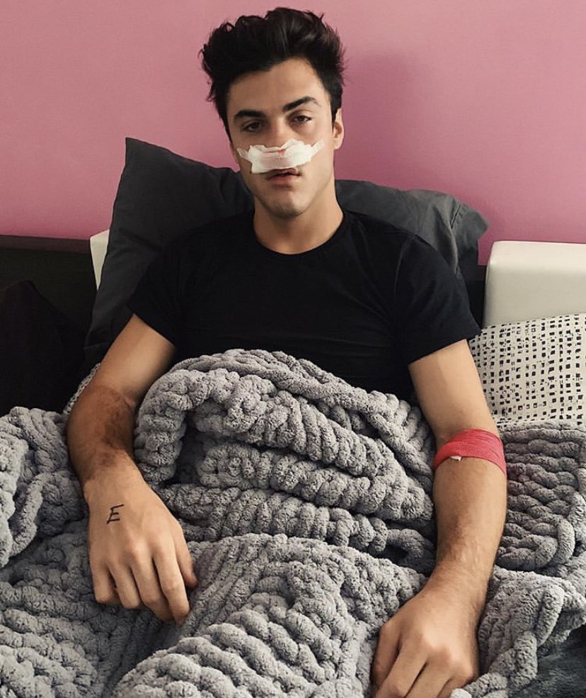 BDols10's tweet photo. We’re ready for the video of them after surgery to come out. Hopefully savage Ethan makes a comeback 💀😂 @EthanDolan @GraysonDolan https://t.co/5UgLbkKPHL