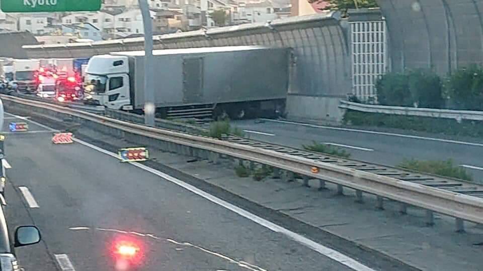 名神高速下りの吹田IC-豊中IC間でトラックが車線塞ぐ事故が起きた現場の画像