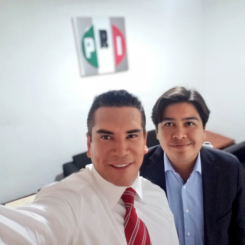 j_marquezmx's tweet photo. ¡Listos para el #DebatePRI! https://t.co/dFOyVF8sF7