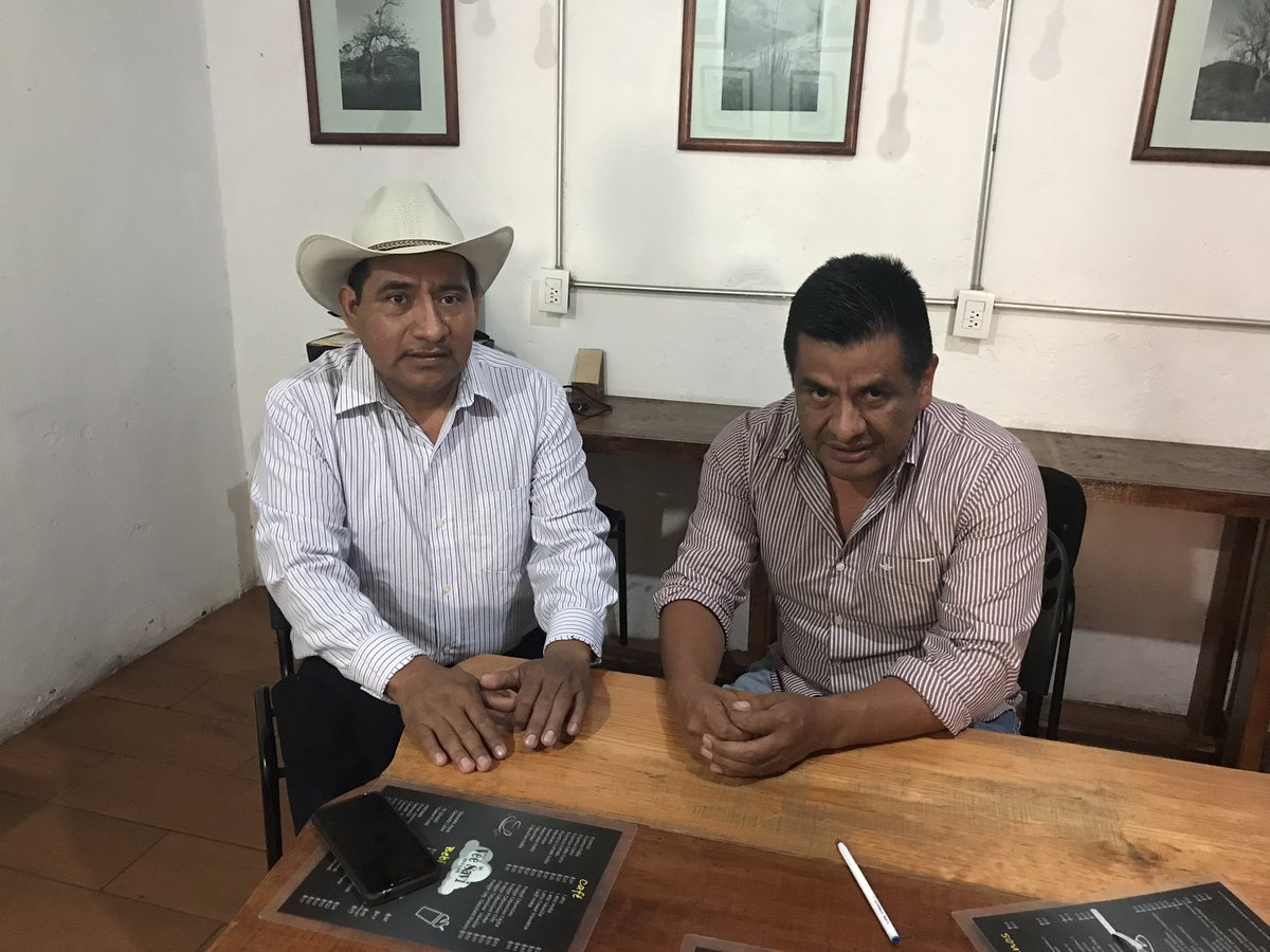 Por instrucciones del Gobernador <a href="/alejandromurat/">Alejandro Murat</a> y del Coordinador General de la <a href="/CGAR_GobOax/">Coordinación General de Atención Regional</a> <a href="/marco_cuevas_/">Marco Cuevas</a> me reúno con el Presidente de San Agustín Loxicha Pedro Vasquez, con la finalidad de seguir llevando acciones del @goboax a la Region Loxicha <a href="/omaracevedora/">OMAR ACEVEDO</a>