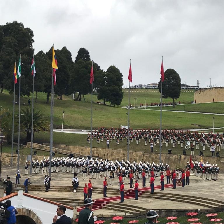 UKinColombia's tweet photo. #UKColRelations | Con una marcha marcial durante la #RutaLibertadora, suboficiales del @BritishArmy celebraron a los #HéroesBicentenarios y los fuertes vínculos históricos entre el Reino Unido y Colombia, especialmente con el @COL_EJERCITO. 🇬🇧🇨🇴 | #7DeAgosto #EjércitoBicentenario https://t.co/a5dBbOrzyV