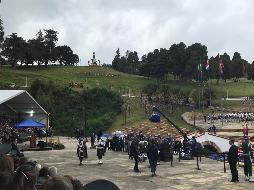 UKinColombia's tweet photo. #UKColRelations | Con una marcha marcial durante la #RutaLibertadora, suboficiales del @BritishArmy celebraron a los #HéroesBicentenarios y los fuertes vínculos históricos entre el Reino Unido y Colombia, especialmente con el @COL_EJERCITO. 🇬🇧🇨🇴 | #7DeAgosto #EjércitoBicentenario https://t.co/a5dBbOrzyV