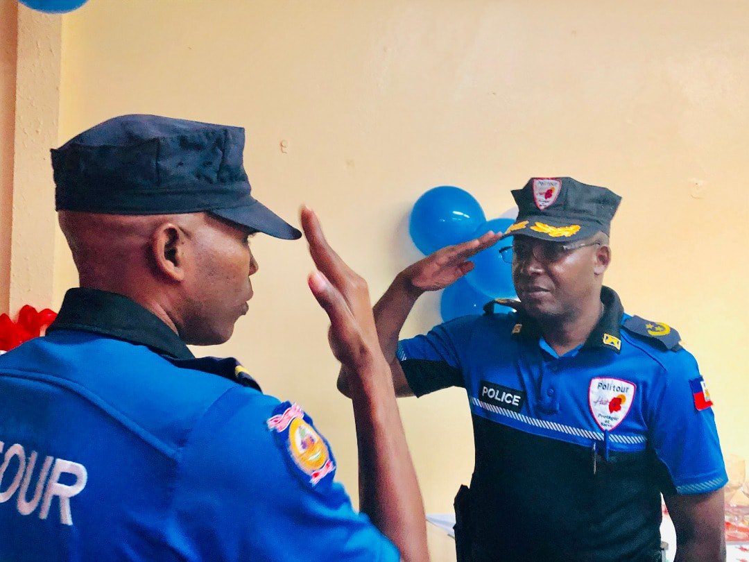 Stanleylucas01's tweet photo. Bravo! Seremoni pou remèt lèt pwomosyon e avansman grad nan milan polis touristik dayiti (POLITOUR). Se komisè prensipal Gary VERDILUS ki anchaj li. #Haiti #Securite #SecuriteTouristes https://t.co/HmkhyI9VPx