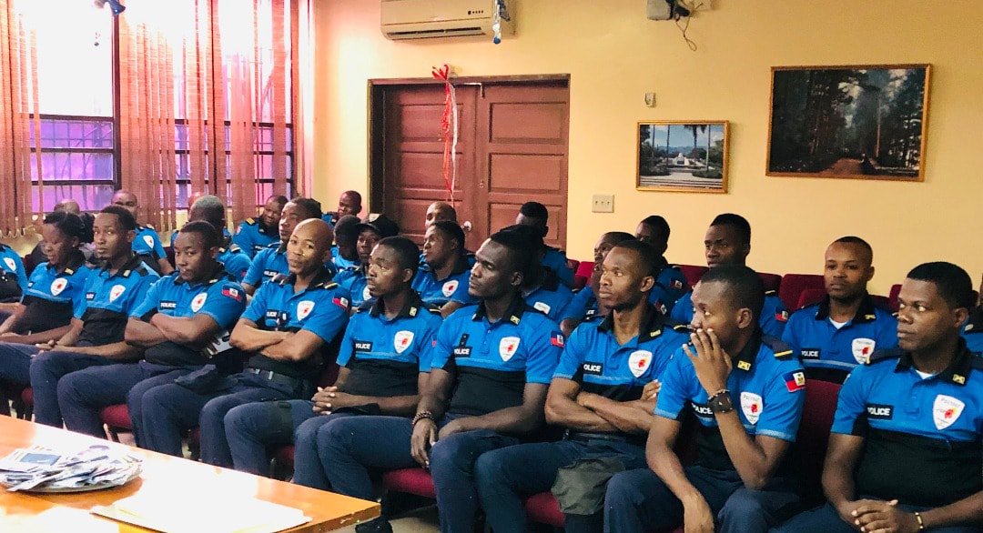 Stanleylucas01's tweet photo. Bravo! Seremoni pou remèt lèt pwomosyon e avansman grad nan milan polis touristik dayiti (POLITOUR). Se komisè prensipal Gary VERDILUS ki anchaj li. #Haiti #Securite #SecuriteTouristes https://t.co/HmkhyI9VPx