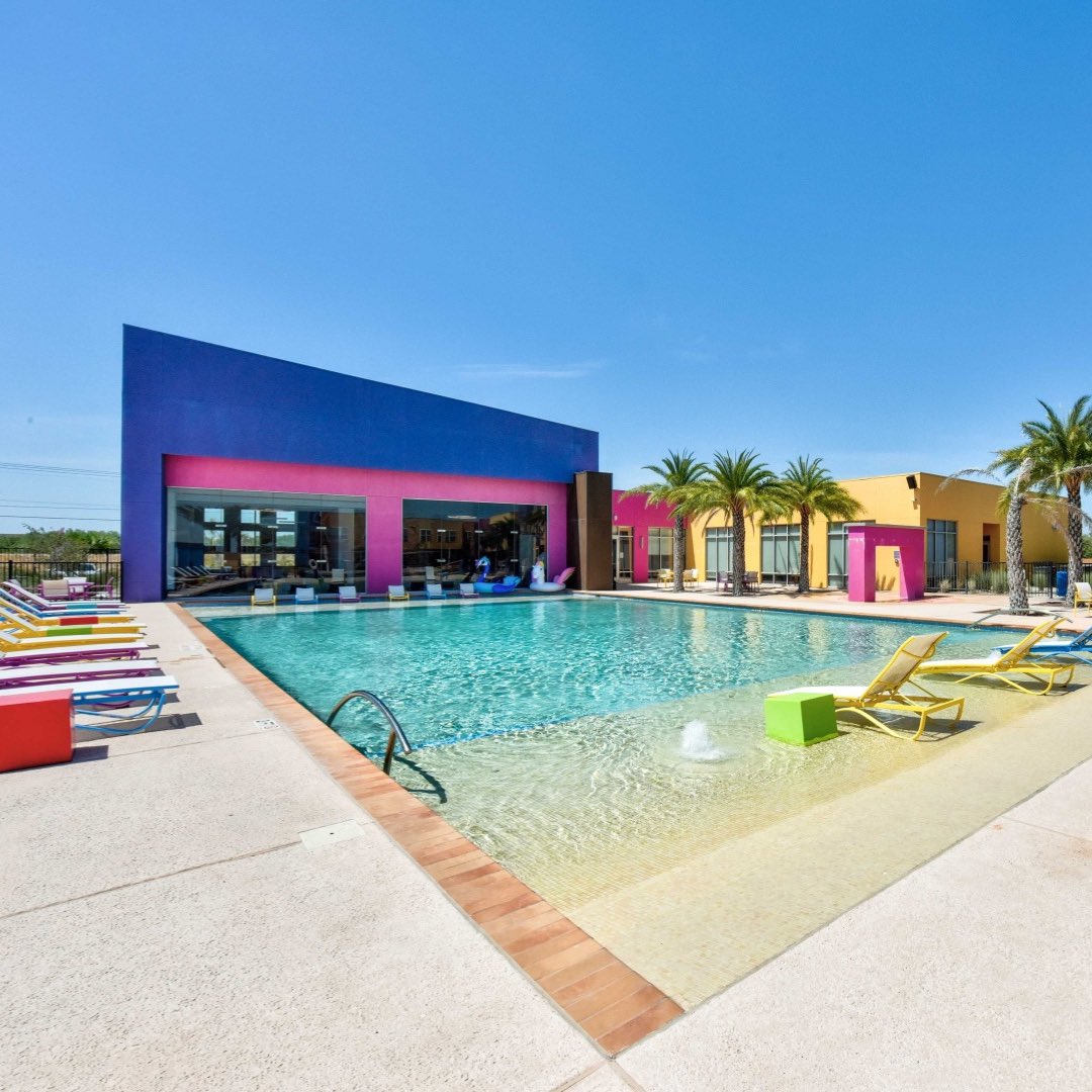 GrandeEdinburg's tweet photo. Sign your 19-20 lease today‼️So you can have the chance to dip into our BEAUTIFUL Resort Style Salt Water Pool! 🌴🏊‍♂️🌞 #livelegendary #LegendsEdinburg #modernliving https://t.co/ks4yJA1X7b