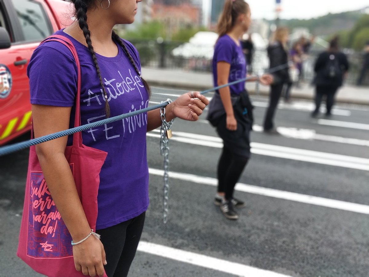ErnaiBilbo's tweet photo. ⚠️ Bilboko Gazte Sare Feministako kideak Udetetxeko zubian kateatu dira eraso matxista eta zipayoen aholkuen aurka.

Gora borroka feminista!
#AutodefentsaFeminista https://t.co/XNPkJ2GHQQ
