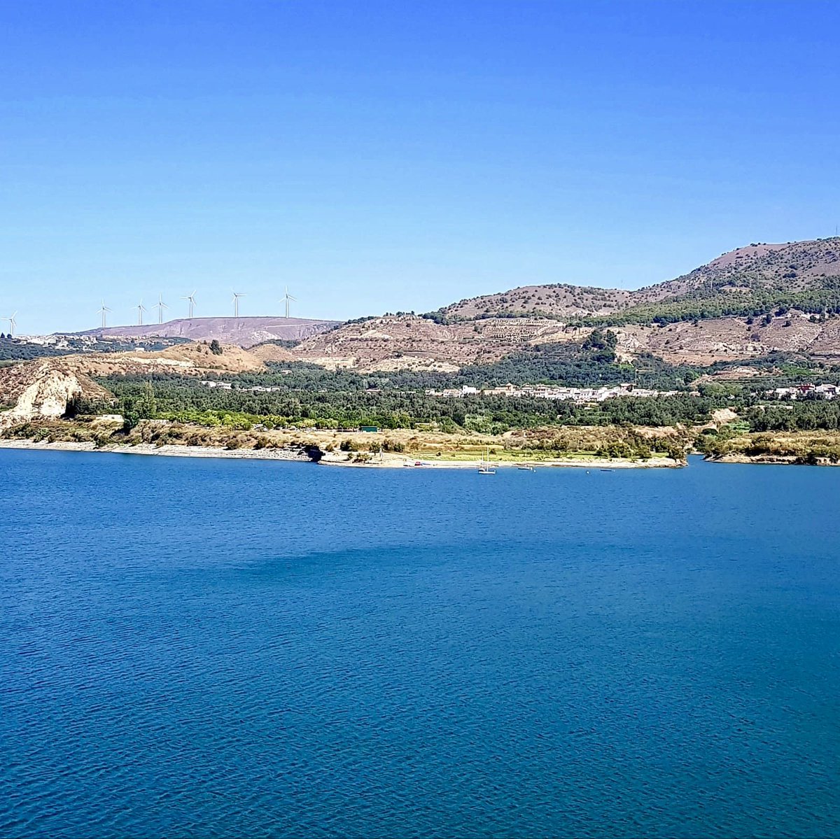 ValledeLecrin's tweet photo. Summer by Lake Beznar, Lecrin Valley.  Fantastic to see the lake looking so beautiful and so full of water!  #lecrinvalley #watersportsspain #granadawatersports #andalucia #beznar @aventuraalpujarra @andalucia_com https://t.co/GR04KMCmkO