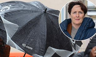 Good to see our umbrellas come in handy to hide celebs! 
bddy.me/33uRBux