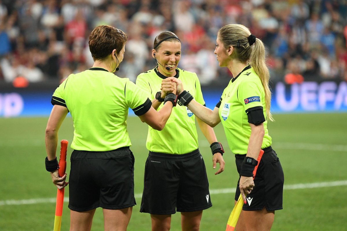 Laura_Manix's tweet photo. Historia del fútbol.

#SuperCup https://t.co/BsbLyX8q0X