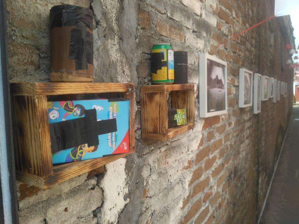 kljjogja's tweet photo. oh iya, karya mereka sudah di pajang di Kampung mereka sendiri loh di Suryowijayan. yuk datang dan lihat karya dari klj mereka :)

"Melihat Kampung" dari kamera lubang jarum
#reuse
#kuasalubangjarum 
#kampunganak
#JOGJAKARTA 
Foto oleh Zaeni warga setempat https://t.co/RFyTHDEuFy
