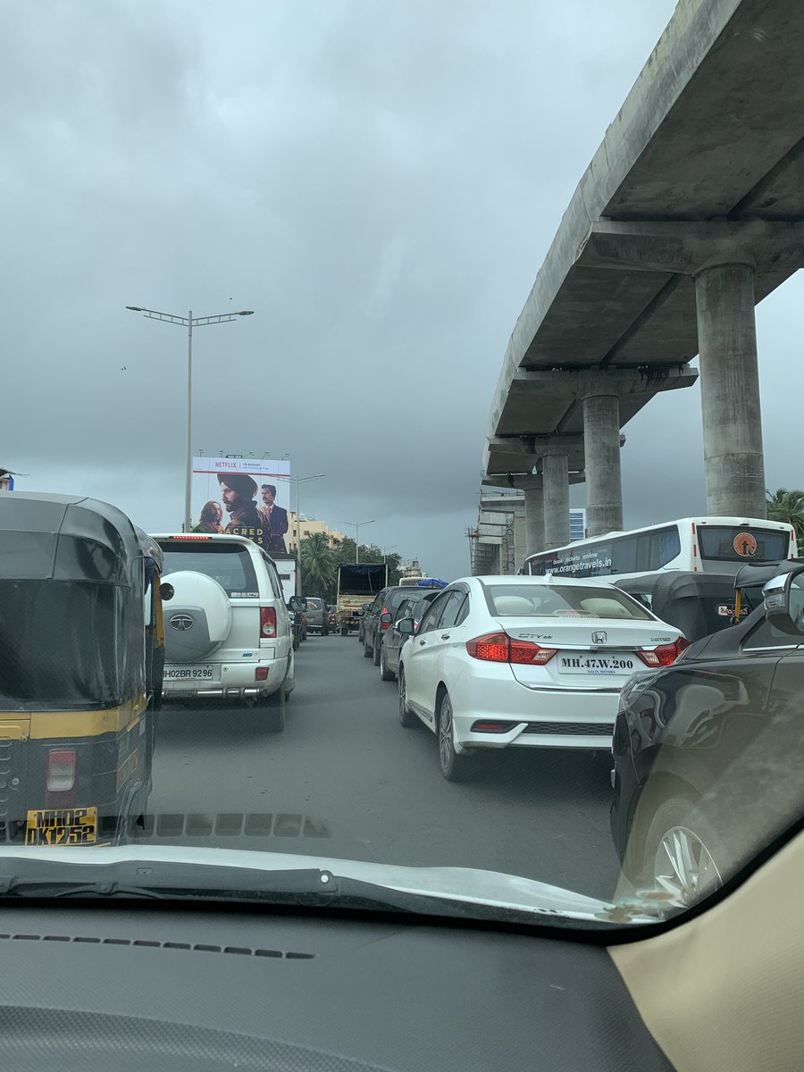 Parth_Shahh's tweet photo. Koi zarurat nahi hai iss shehar ko bachane ki Gaitonde! 
Chutti ke din bhi aisi halat! 
#MumbaiTraffic @RoadsOfMumbai https://t.co/0E4ZSekS2H