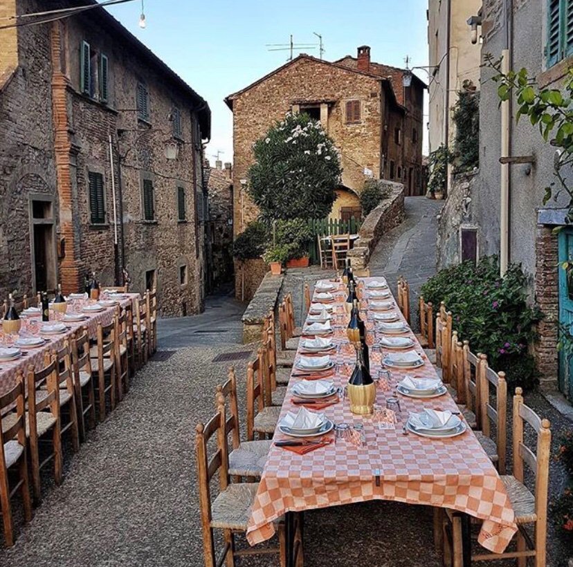 Buon #Ferragosto a tutti gli amici dei #borghi più belli d’Italia: vi auguriamo una splendida giornata di #bellezza #arte #storia #natura buon #cibo tanti amici #relax e divertimento
In foto: il borgo di #Anghiari <a href="/VisitTuscany/">Visit Tuscany</a> 
bit.ly/2yWcfWm
📷 IG antoniofoti