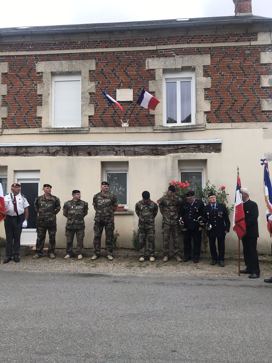 senateur61's tweet photo. Libération #Montmerrei 🇫🇷 honneur au Général #Warabiot #2iémeDB #RouteLeclerc beau symbole avec un bouquet de tournesols du maire Gaël Avenel , maire écologiste ... gerbe écologique🌾 https://t.co/Ny9gsSjKGS