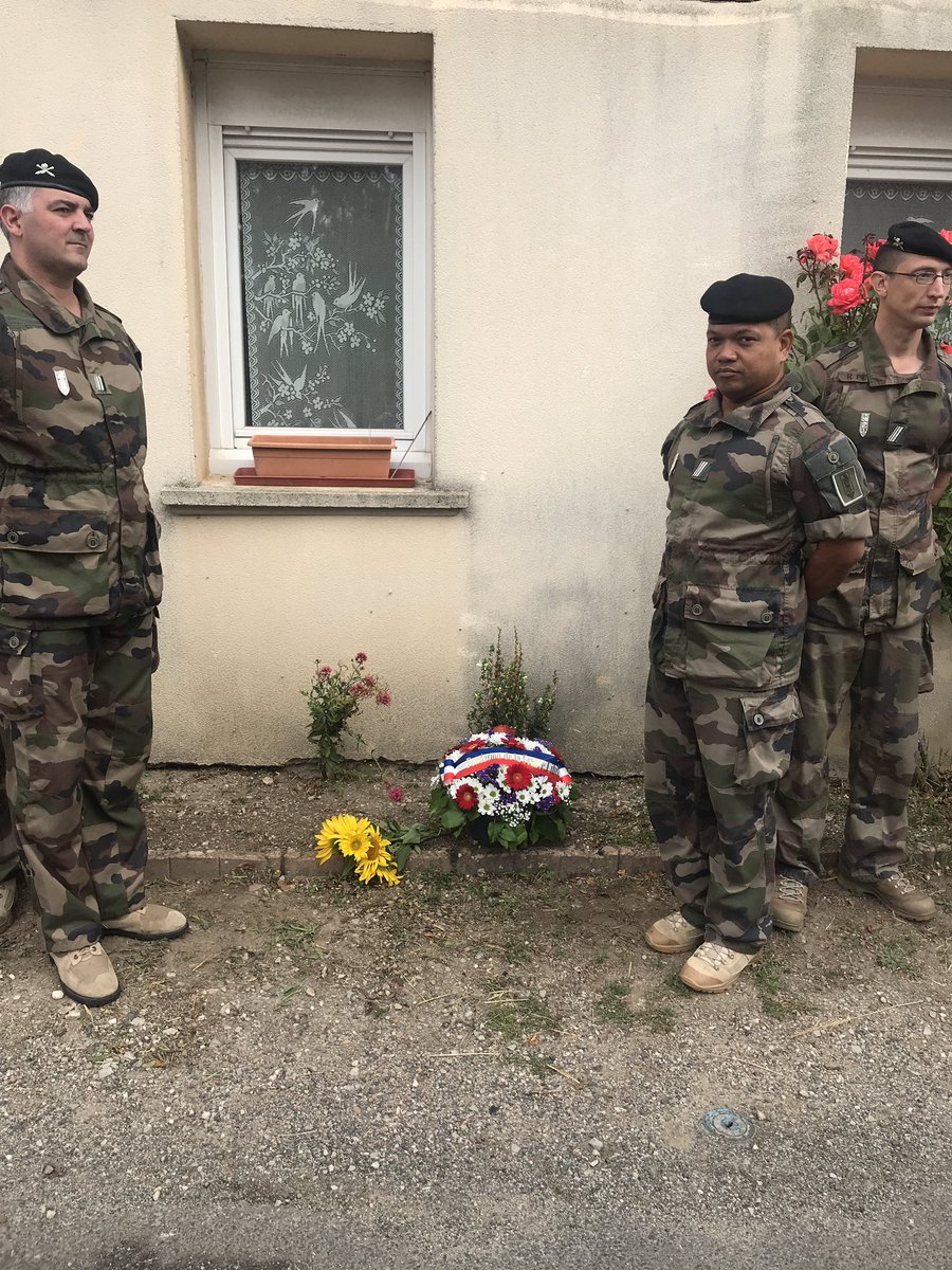 senateur61's tweet photo. Libération #Montmerrei 🇫🇷 honneur au Général #Warabiot #2iémeDB #RouteLeclerc beau symbole avec un bouquet de tournesols du maire Gaël Avenel , maire écologiste ... gerbe écologique🌾 https://t.co/Ny9gsSjKGS