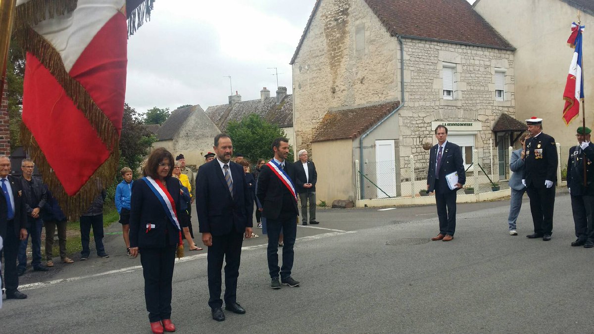 senateur61's tweet photo. Libération #Montmerrei 🇫🇷 honneur au Général #Warabiot #2iémeDB #RouteLeclerc beau symbole avec un bouquet de tournesols du maire Gaël Avenel , maire écologiste ... gerbe écologique🌾 https://t.co/Ny9gsSjKGS