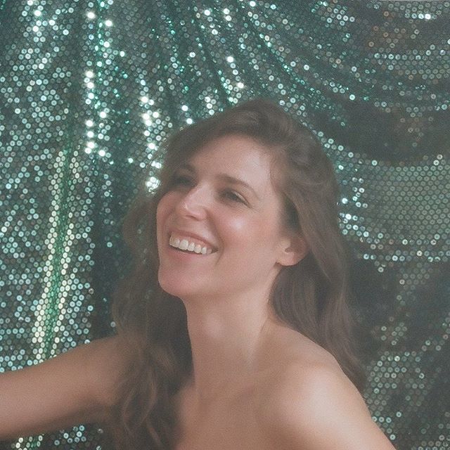 Got a music vid coming out tomorrow! 🌌🌿 Photo of me laughing at some dumb thing <a href="/sarahlaughter/">Sarah Laughter</a> and <a href="/jjessthemess/">FF6000</a> are doing.  Fun photo shoot hangs with those two kitties. ift.tt/31Izyzo