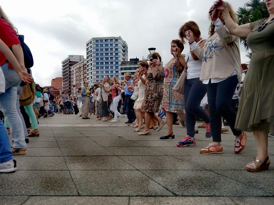 noeliaSolla's tweet photo. Celebramos #15DeAgosto 🎉
Mis planes en mi ciudad #Gijón😊
-14:00h #DanzaPrima en la Playa de San Lorenzo
-14:30 #Restallón 🎆🧨
-Comida familiar en alguno de los #BaresDeCiudad🍽️
-Tarde: La tarde es para la #63Fidma (
@Feriasturias
) 😍👏👏
¡FELIZ DÍA PARA TODOS!
#TuiteraDeGijón https://t.co/ALbk7p7VWm