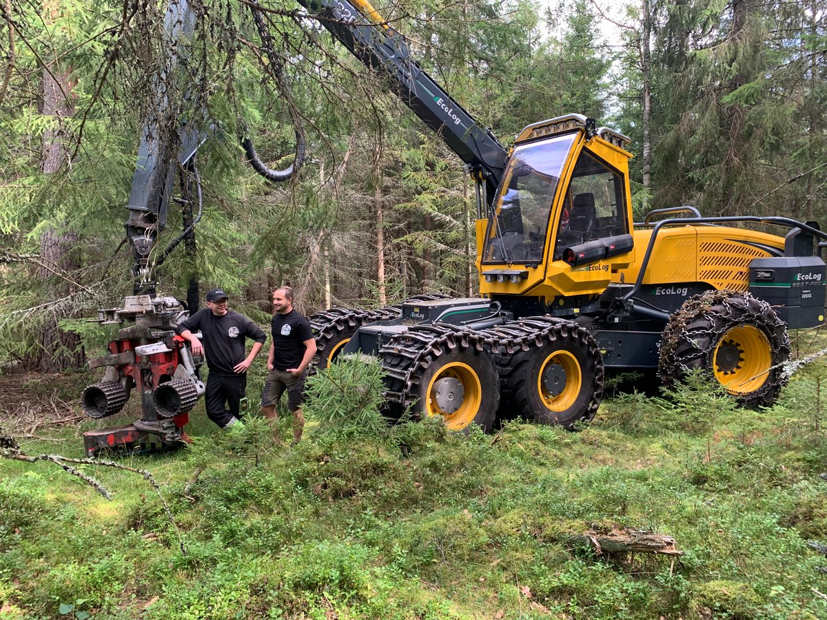 ecologforestry's tweet photo. Delivery of 550T-PRO with Log Max aggregate 4000t to Boda ark, Odensbacken. Boda Arken runs exclusively thinning. The driver Erik is very pleased with his new machine and impressed with how smooth and productive it is. #Forestrymachine #Thinning #Harvester https://t.co/dM6zgawC6k