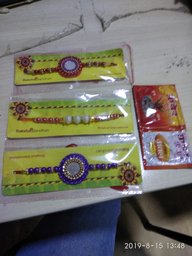 vid_sandy's tweet photo. Rakhee: the best time for the e-commerce portals to loot!

On left: What my sisters choose and ordered; 
On right: What I received through @Flipkart 

Summary: Played with Emotions! 🙏 https://t.co/HjJwBdHxPz