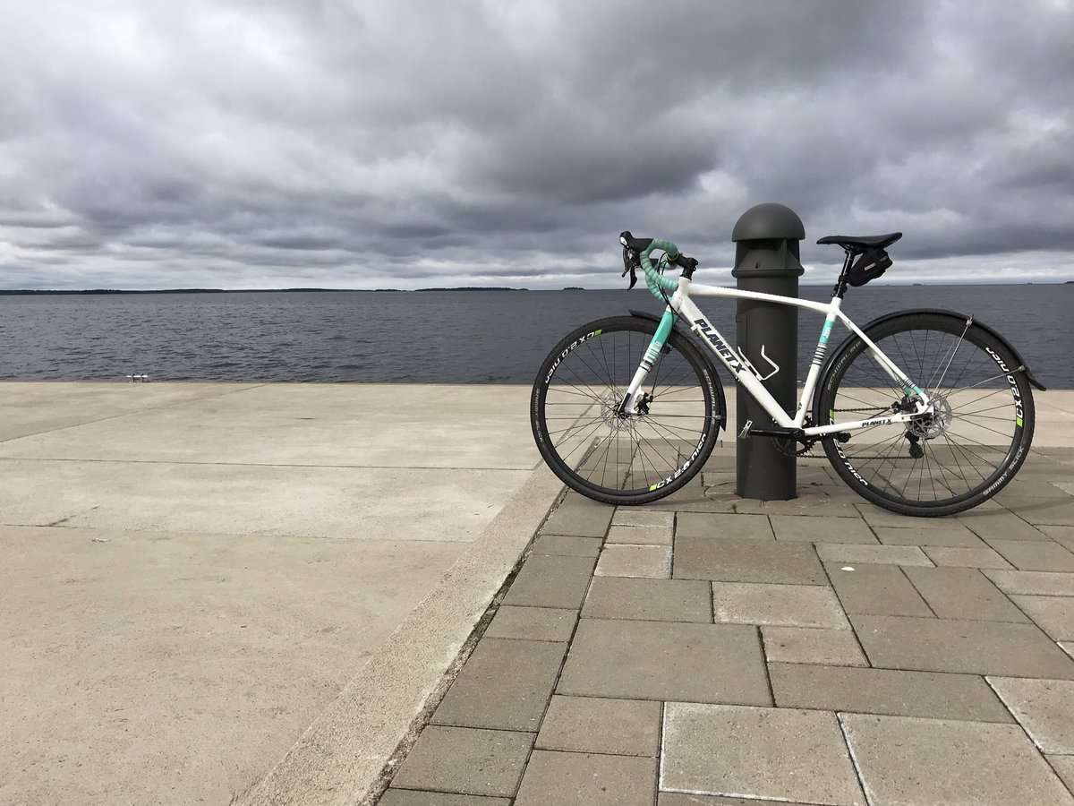 radonpena's tweet photo. Pitkästä aikaa #munkkipäivitys sekä #MyöhäsetAlenit, eli ku ei jaksa lähteä klo6 ajaan kuin @MasaAlen , mut ajaa silti aamupäivästä nautiskellen, niin se on #MyöhäsetAlenit . 38km pk-lenkki kaunista Oulua kiertäen. #polkukeijut #SweetPot https://t.co/FyyQShLYtK
