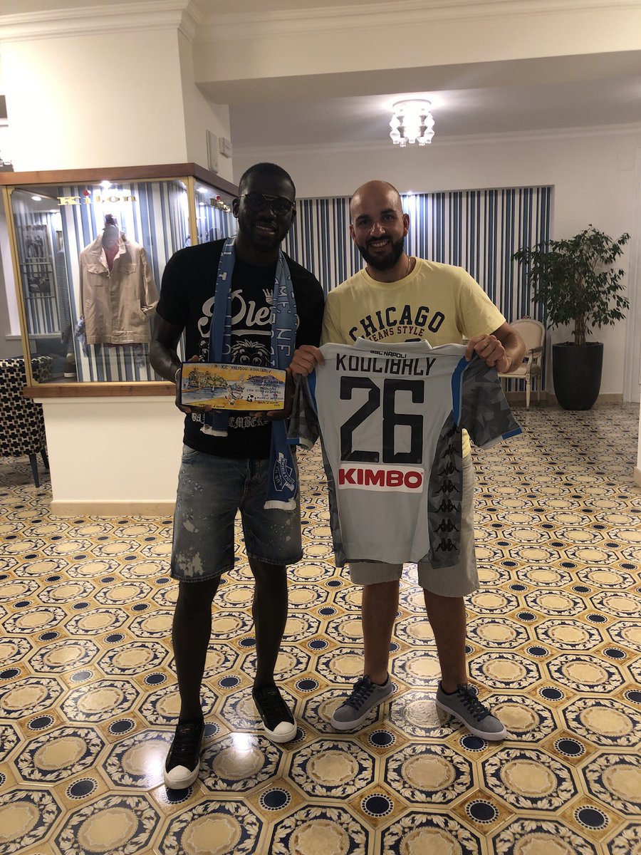 Pocho2784's tweet photo. 💙🎇⚽️Buon Ferragosto a tutti in compagnia di K22️⃣6️⃣Kalidou Koulibaly⚽️🥂💙

#isoladischia #casamicciolaterme 
#laccoameno #forio #serrarafontana
#barano #ischiaporto #sscnapoli #officialsscnapoli #kkoulibaly26 https://t.co/uN8aYEJZkB