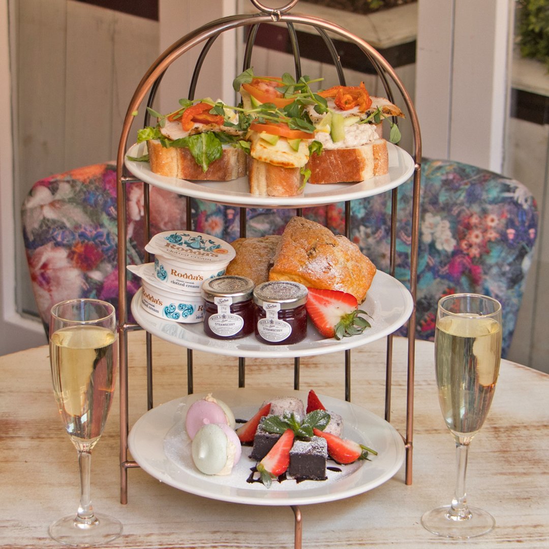 The weekend is upon us! What are you doing to make it memorable? Just £10 per person with tea and coffee or £16 with 2 cocktails or glasses of Prosecco per person....what a great mate meet-up that makes! ♥️♥️♥️