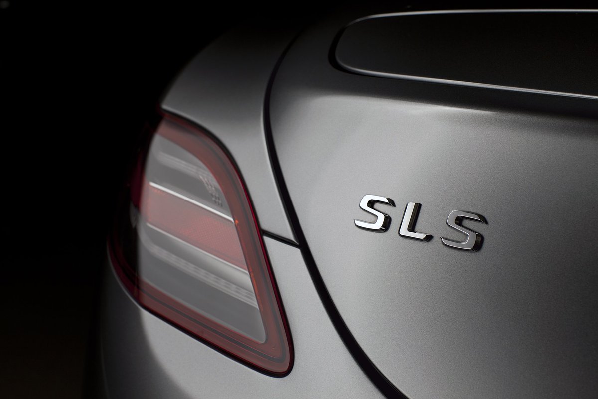 MercedesAMG's tweet photo. Who remembers the debut of the Mercedes-Benz SLS AMG? It remains as timeless today as it was in 2009! #ClassicAMG https://t.co/5hG0KYdQOZ