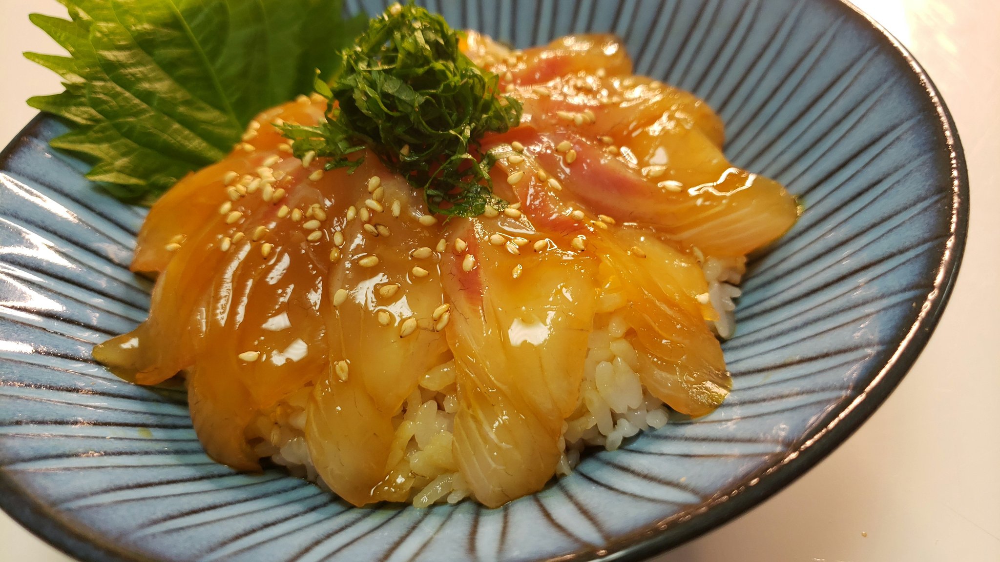リュウジ 料理のおにいさんバズレシピ Na Twitteru 夏の秒殺飯 刺身を卵黄ダレに漬ける ひゅうが飯 これ 刺身に卵黄のコクが憑依してアホほど旨いんです 好みの刺身100gを3倍希釈めんつゆ大2弱 醤油大1弱 卵黄一個混ぜたタレに30分つけ丼に盛り 漬けダレ少々