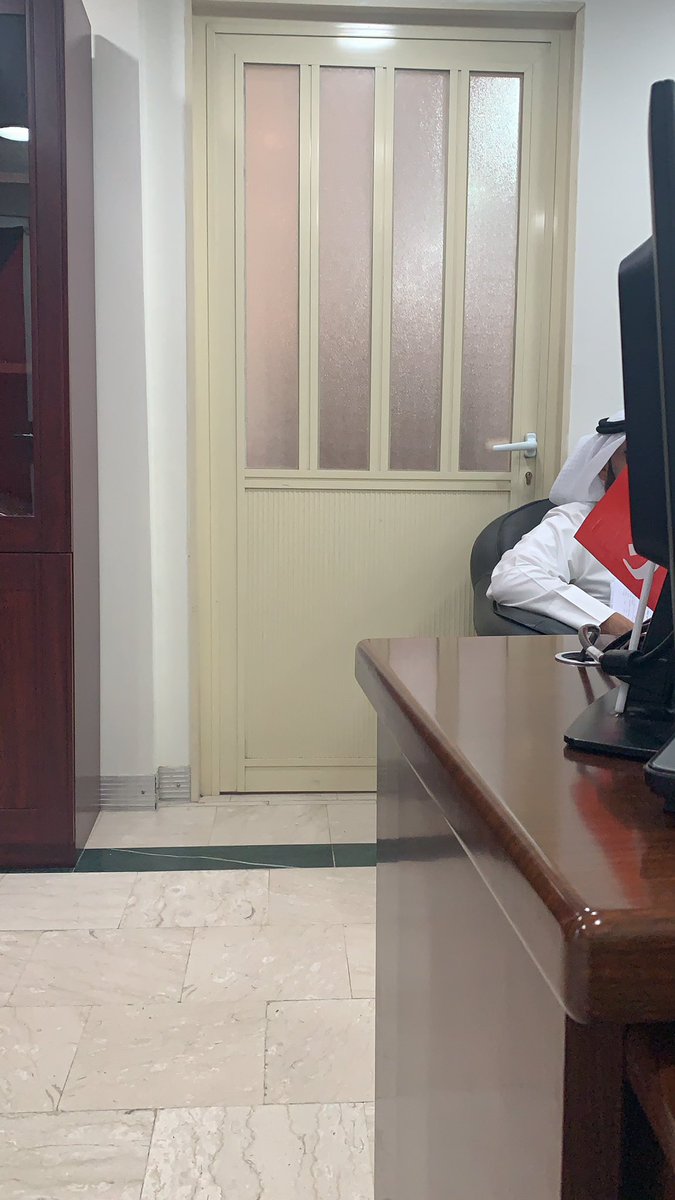 bo_heno's tweet photo. المشكله مسوي اجتماع وحريم وموظفات ودكاتره اعلى من مؤهله العلمي ينطرون توقيعه وهو https://t.co/Pz58wivj5r