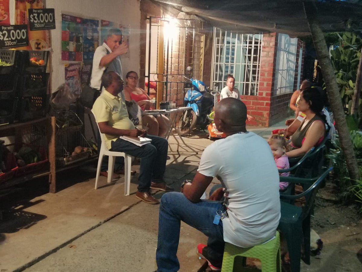 Loboaalcalde's tweet photo. Hoy en un diálogo fraterno con hombres, mujeres y jóvenes de la ciudadela Terranova. Conversando sobre mis propuestas a la #AlcaldíadeJamundí y reiterando mi compromiso con  la participación ciudadana, para hacer de #Jamundí un municipio más justo, equitativo y solidario. https://t.co/woN0n96Xnt