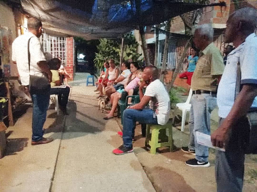 Loboaalcalde's tweet photo. Hoy en un diálogo fraterno con hombres, mujeres y jóvenes de la ciudadela Terranova. Conversando sobre mis propuestas a la #AlcaldíadeJamundí y reiterando mi compromiso con  la participación ciudadana, para hacer de #Jamundí un municipio más justo, equitativo y solidario. https://t.co/woN0n96Xnt