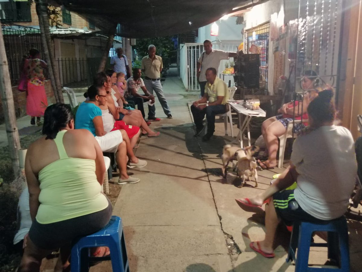 Loboaalcalde's tweet photo. Hoy en un diálogo fraterno con hombres, mujeres y jóvenes de la ciudadela Terranova. Conversando sobre mis propuestas a la #AlcaldíadeJamundí y reiterando mi compromiso con  la participación ciudadana, para hacer de #Jamundí un municipio más justo, equitativo y solidario. https://t.co/woN0n96Xnt