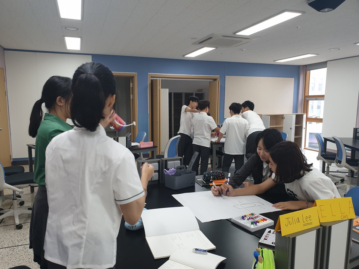 Bec_NZ1's tweet photo. Grade7 sts studying observation, inference, and evidence based model creation. @Perimeter's Back Box challenge lead to lots of discussion. @SJA_Jeju #sjajeju #g7Sci #scitch #ilovemyjob #learningbydoing #discussionsaregood #engagedsts #firstpresentations https://t.co/tyitcCit9p