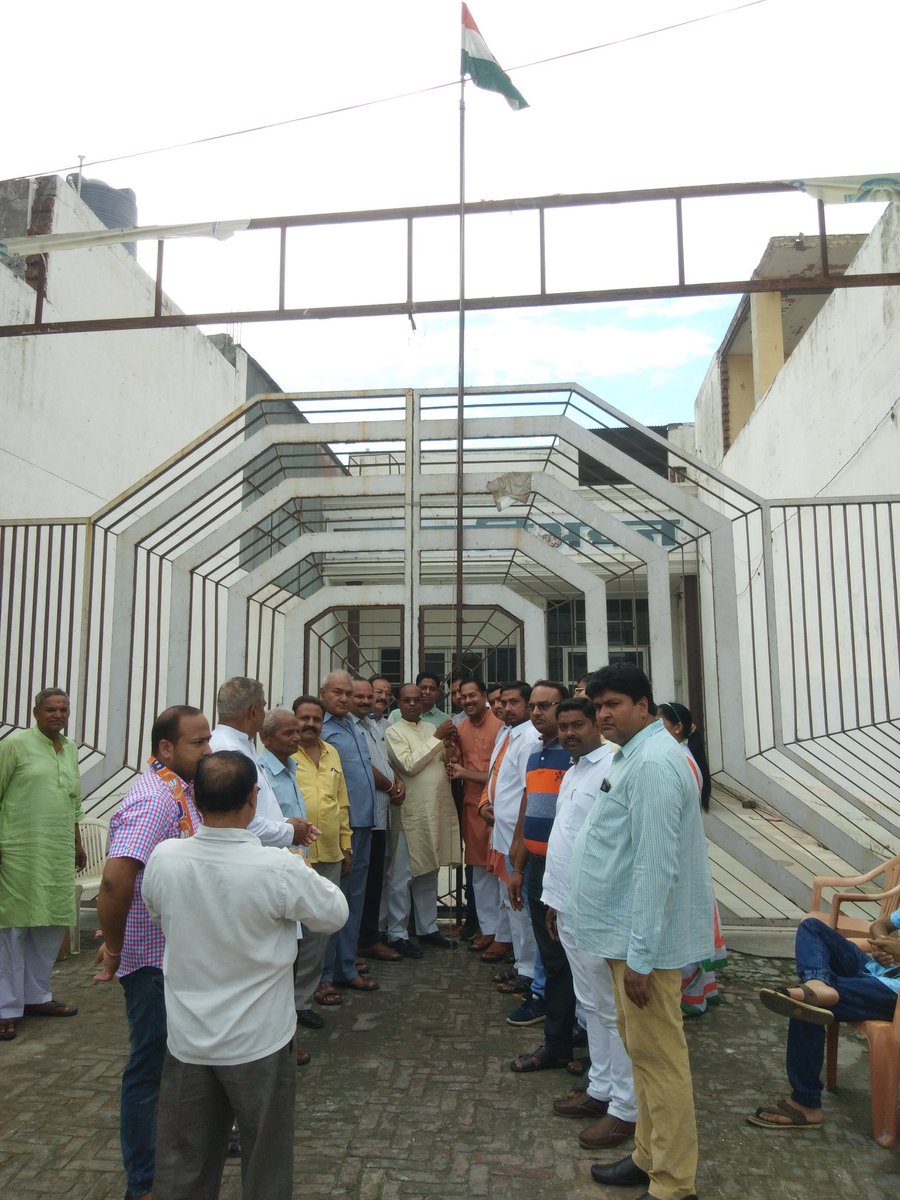 devendrLodhiBJP's tweet photo. स्वतंत्रता दिवस के पावन पर्व पर भारतीय जनता पार्टी कार्यालय स्याना पर ध्वजारोहण करते हुए स्याना विधायक देवेन्द्र सिंह लोधी  सहित अन्य कार्यकर्ता मौजूद रहे https://t.co/xriO4VpqGA