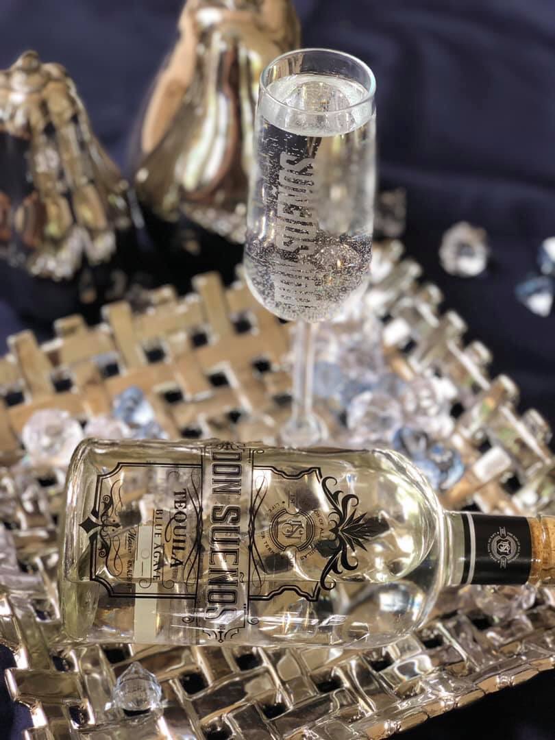 DonSuenosJapan's tweet photo. #DonSuenos  Blanco × 炭酸 /ソ－ダ 
シンプルだけど飲みやすく、本来の味わいを保ちながら、楽しんで頂けます

テキーラハイボールを夏の暑い日に。すっきり爽やか、喉を潤す一杯に。
プレミアムテキーラ×炭酸割り、
おすすめです🍸💕👈

#ドンスエノス #夢のキラキラテキーラ  #テキーラハイボール https://t.co/8tPWczrpUV