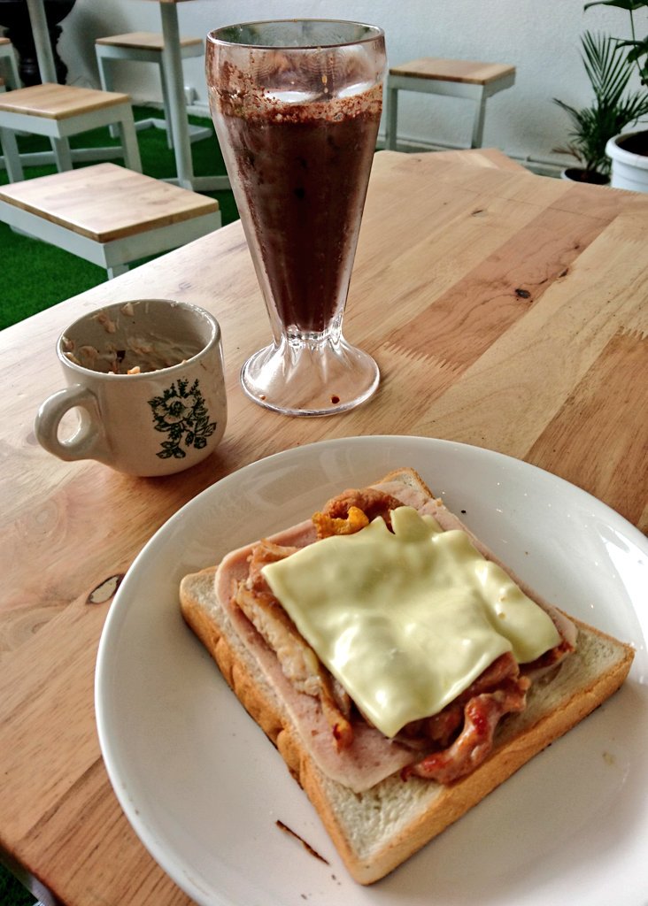 maxhadid30's tweet photo. Lunchhhhh ♥️ made an #openfacesandwich with an #icemocha 😍 + a random selfie I took in the morning 😂 #LGBTglowup https://t.co/60W7EqG2EM